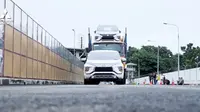 Mitsubishi Xpander diuji dengan menarik carousel dan juga truk trailer bermuatan enam Xpander seberat 24 ton. (Dok Mitsubishi)
