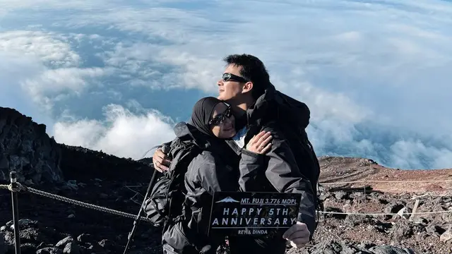 5 Gaya Edgy Pasutri Good Looking Rey Mbayang dan Dinda Hauw Rayakan 5 Tahun Pernikahan dengan Hiking ke Gunung Fuji