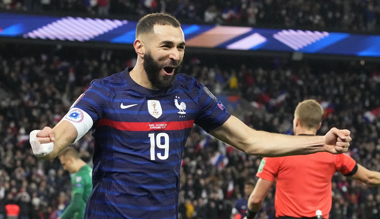 Penyerang Prancis, Karim Benzema berselebrasi usai mencetak gol ke gawang Kazakhstan pada kualifikasi grup D Piala Dunia 2022 di stadion Parc des Princes di Paris, Prancis, Minggu (14/11/2021). Benzema mencetak dua gol dan mengantar Prancis menang telak atas Kazakhstan 8-0. (AP Photo/Michel Euler)
