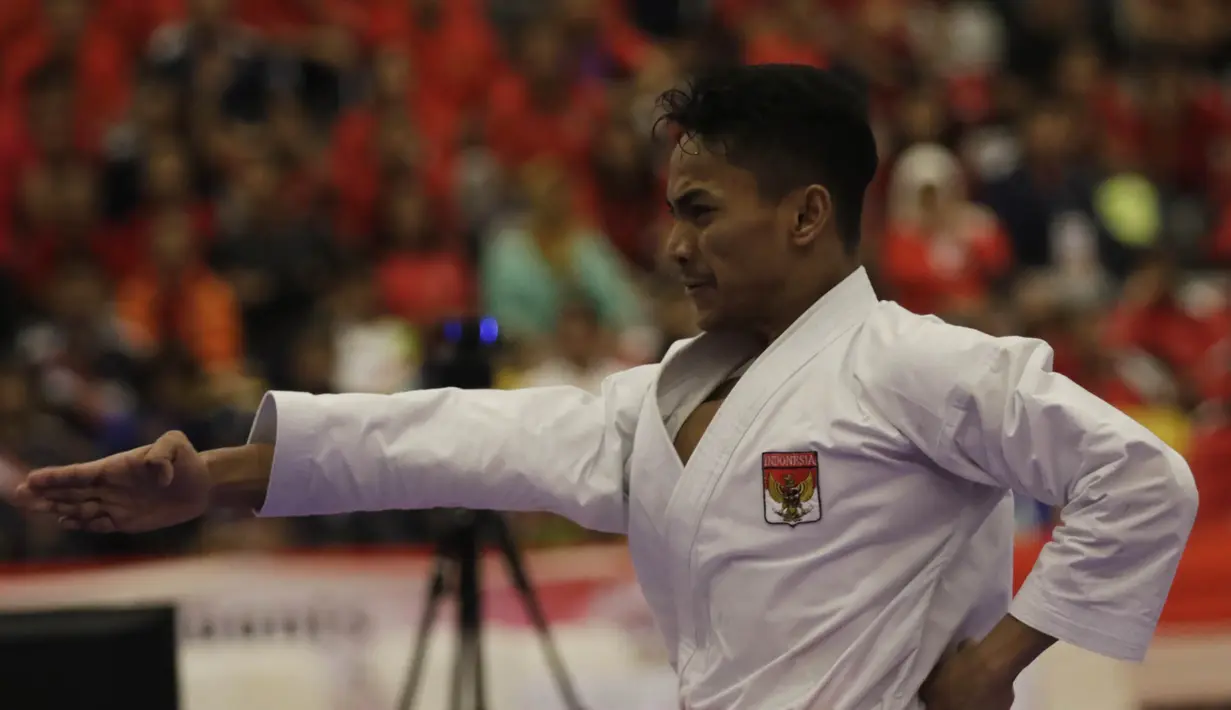 Ahmad Zigi Zaresta saat partai final Junior Kata berhasil mengalahkan wakil Spanyol, Xabier Pereda Elorduy pada Kejuaraan Dunia Karate Junior, Cadet dan U-21 di ICE, BSD, Tangerang, Kamis (12/11/2015). (Bola.com/Vitalis Yogi Trisna)