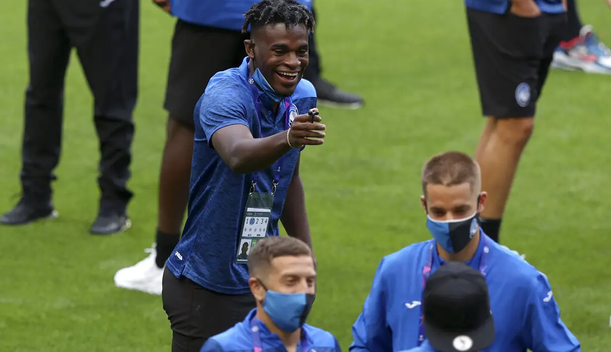 Penyerang Atalanta, Duvan Zapata tertawa saat berada di stadion Da Luz di Lisbon, Selasa (11/8/2020).  Atalanta akan bertanding melawan PSG pada perempat final Liga Champions di stadion Da Luz, Lisbon, Portugal. (Rafael Marchante/Pool via AP)