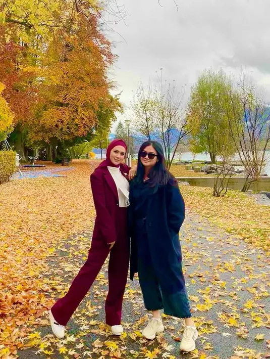 Tak hanya itu, paras cantik Tiara juga berhasil mencuri perhatian publik. Bahkan gadis 22 tahun itu disebut mirip dengan sang ibunda. Mulan Jameela dan Tiara saat bersama pun terlihat bak seumuran.(Liputan6.com/IG/@mulanjameela1)