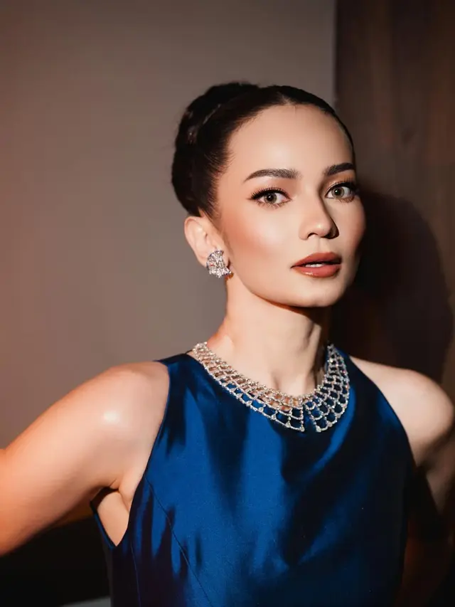 Bak Putri Kerajaan Modern, Gaya Glamor Enzy Storia dalam Gaun Bulu Biru Curi Perhatian