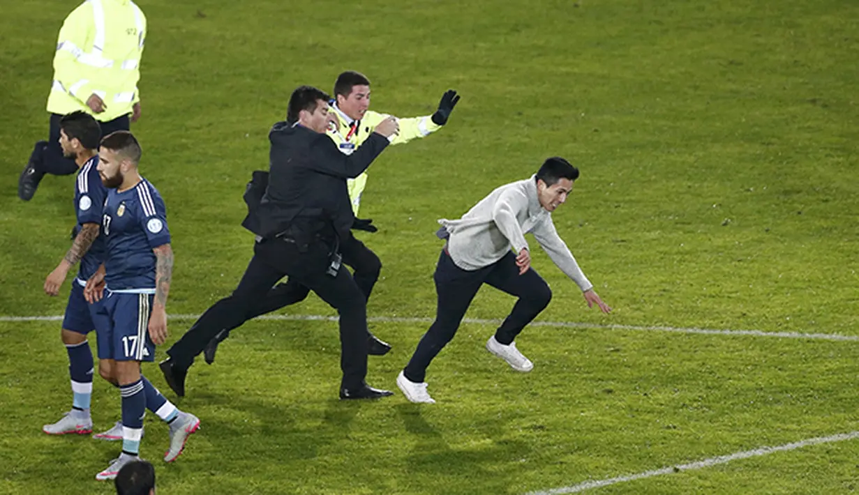 Suporter menerobos masuk lapangan saat laga Argentina vs Uruguay di Stadion La Portada. (REUTERS/Mariana Bazo)