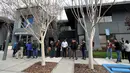 Sejumlah orang mengantre di luar Silicon Valley Bank untuk menarik dana di Santa Clara, California, Senin (13/3/2023). Nasabah SVB, terutama startups, pun kemudian banyak yang menarik dana mereka dari SVB untuk memenuhi likuiditas mereka. Penarikan dana yang terus menerus membuat SVB goyang dan memicu kekhawatiran. (Justin Sullivan/Getty Images/AFP )