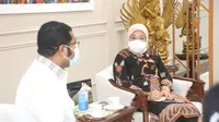 Menaker Ida saat menerima kunjungan Bupati Biak Numfor, Herry Ario Naap, di Kantor Kemnaker, Jakarta.
