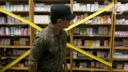 Wali Kota Bogor Bima Arya saat sidak obat sirup penurun panas anak yang dilarang penggunaannya bersama Menteri Koordinator Bidang Pembangunan Manusia dan Kebudayaan (Menko PMK) Muhadjir Effendy di Depo Farmasi Poliklinik Afiat RS PMI, Bogor, Jawa Barat, Sabtu (22/10/2022). Sidak dilakukan pada depo farmasi dan dua apotek di Kota Bogor menyusul terbitnya surat edaran nomor SR.01.05/III/3461/2022 dari Kementerian Kesehatan tentang penghentian sementara penggunaan obat dan vitamin dalam bentuk cair atau sirup kepada anak-anak. (merdeka.com/Arie Basuki)