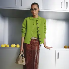 Kali ini, sang desainer mengajak para pencinta mode memasuki dunia yang terasa akrab sekaligus tak terduga, tempat elemen klasik dipadukan dengan detail eksentrik sehingga menghasilkan gaya yang unik namun tetap elegan. [Dok/tory burch].