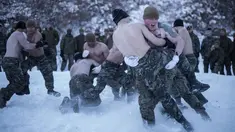 Tentara Korea Selatan dan AS bergulat saat melakukan latihan musim dingin di Pyeongchang, Korea Selatan (24/1). Kegiatan ini merupakan bagian dari latihan gabungan musim dingin untuk meningkatkan kesiapan tempur AS dan Korea Selatan. (AFP/Ed Jones)