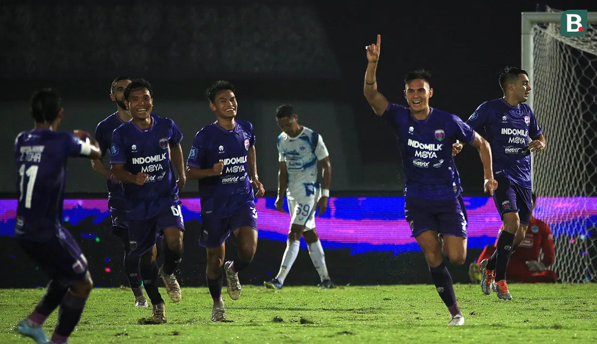 <p>Selebrasi pemain Persita Tangerang, Christian Mangaron Rontini (dua kanan) setelah mencetak gol ke gawang PSIS Semarang dalam pertandingan pekan kedua BRI Liga 1 2023/2024 yang berlangsung di Stadion Indomilk Arena, Tangerang, Sabtu (8/7/2023). (Bola.com/Ikhwan Yanuar)</p>