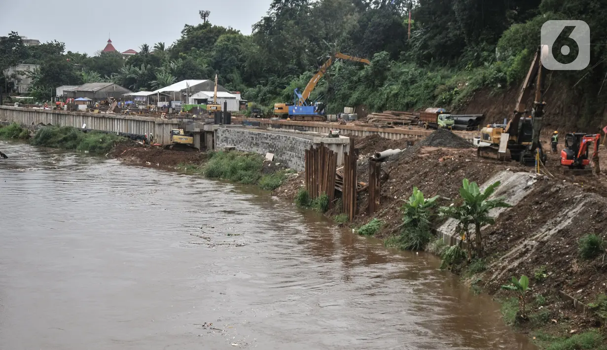 Aktivitas pekerja saat menyelesaikan proyek pembangunan saringan sampah Kali Ciliwung segmen Jalan TB Simatupang, Jakarta, Minggu (12/2/2023). Proyek ini menjadi bagian dari upaya pengendalian banjir di Jakarta. Proyek saringan sampah dimulai di segmen TB Simatupang, yang tepatnya menjadi perbatasan Jagakarsa, Jakarta Selatan dan Pasar Rebo Jakarta Timur. (merdeka.com/Iqbal S Nugroho)