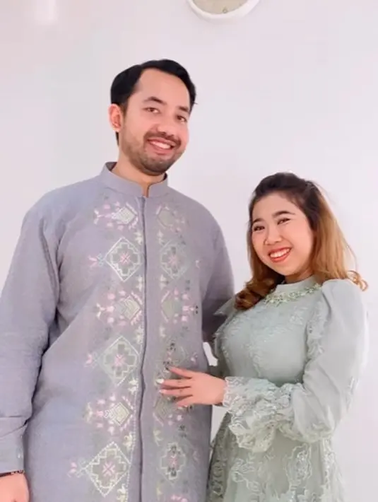 Kiky Saputri cantik dalam balutan dress lace dan payet berwarna sage. Sementara Khairi tampil simple dengan baju koko bermotif [@kikysaputrii]