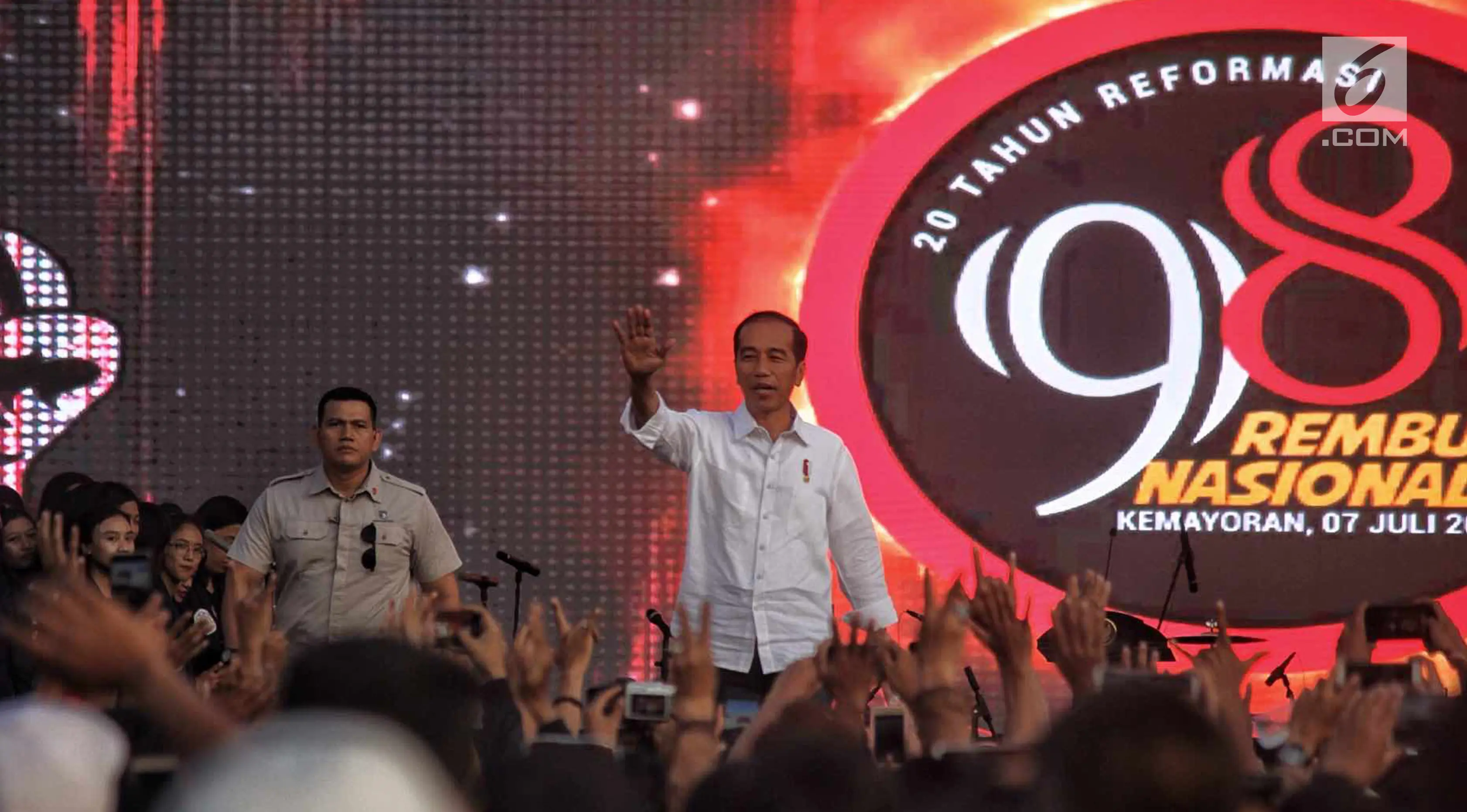 Presiden Joko Widodo (Jokowi) ketika menutup acara rembuk nasional aktivis '98 di Kemayoran, Jakarta, Sabtu (7/7). Dalam acara ini, para aktivis 98 mendeklarasikan dukungan ke Jokowi untuk memimpin dua periode. (Liputan6.com/Faizal Fanani)