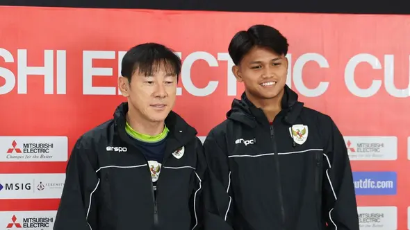 Hokky Caraka (kanan) menghadiri konferensi pers sebelum pertandingan Indonesia melawan Filipina bersama Shin Tae-yong, Jumat (20/12/2024).