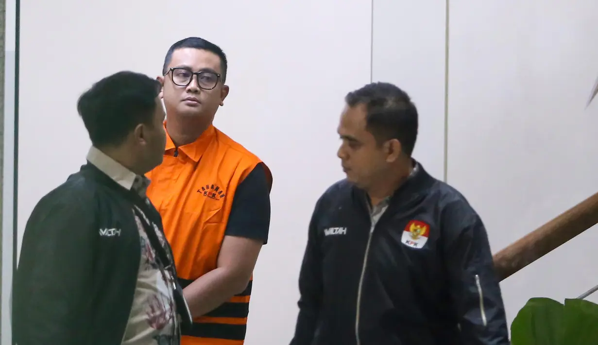 Bupati Klaten Hamenang Wajar Ismoyo tampak tak berexpresi saat keluar dari Gedung Merah Putih KPK, Jakarta, Jumat (16/10/2026), setelah ditetapkan sebagai tersangka dalam kasus yang terungkap melalui operasi tangkap tangan. (KLY/Budy Santoso)