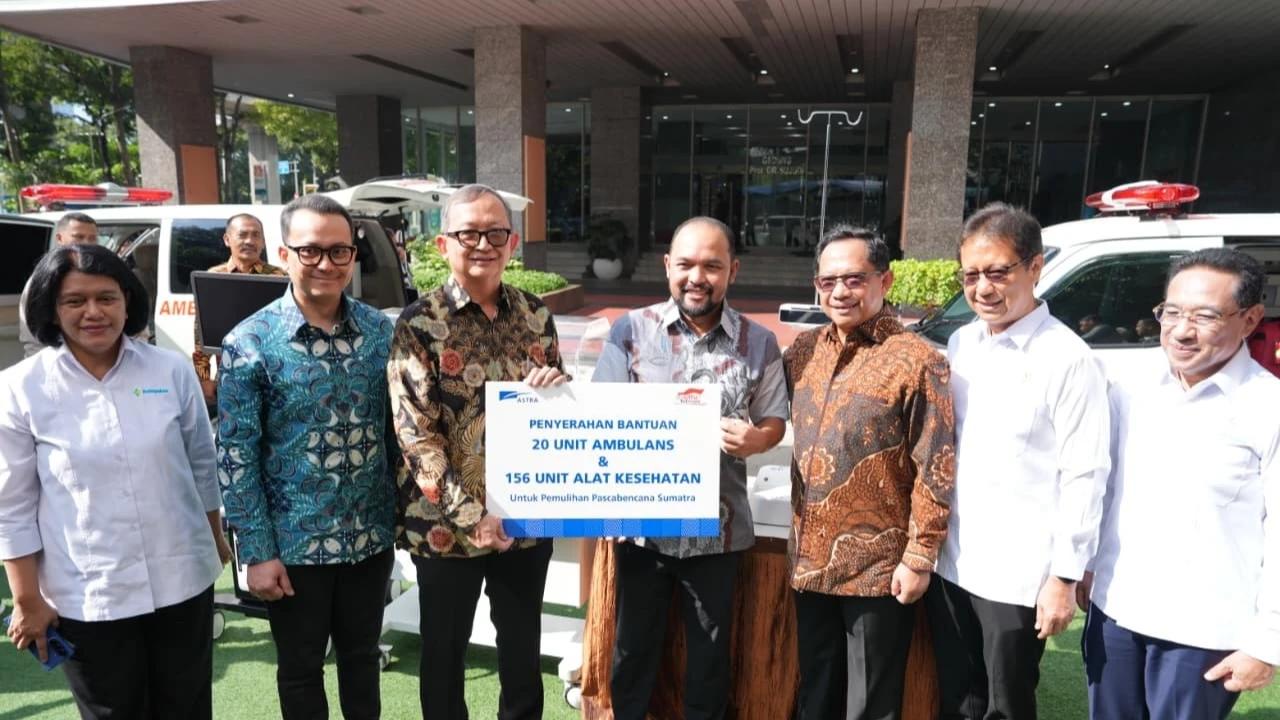 Mendagri Tito Karnavian dalam acara penyerahan bantuan ambulans kepada daerah terdampak bencana