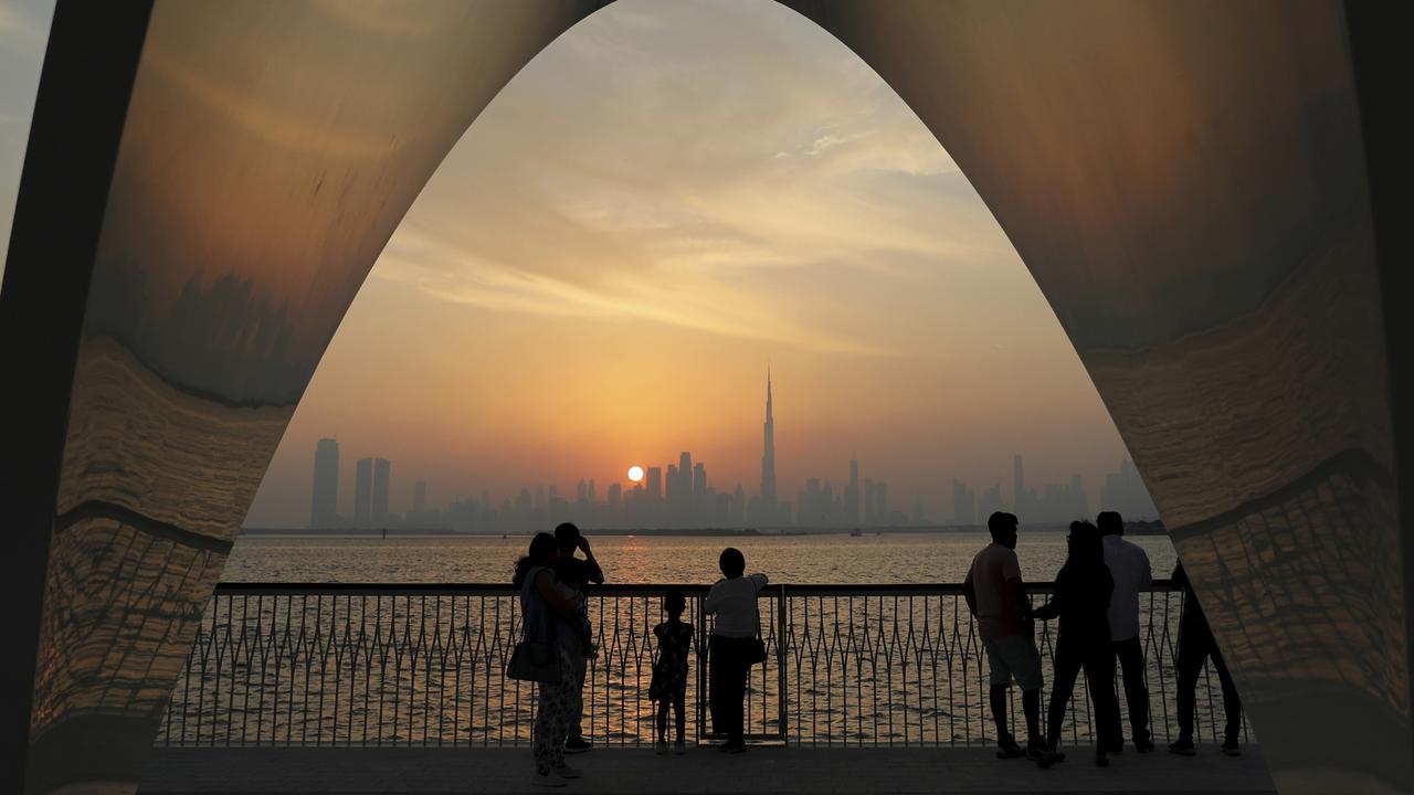 Menikmati Cakrawala Kota Dubai dengan Latar Gedung Burj Khalifa