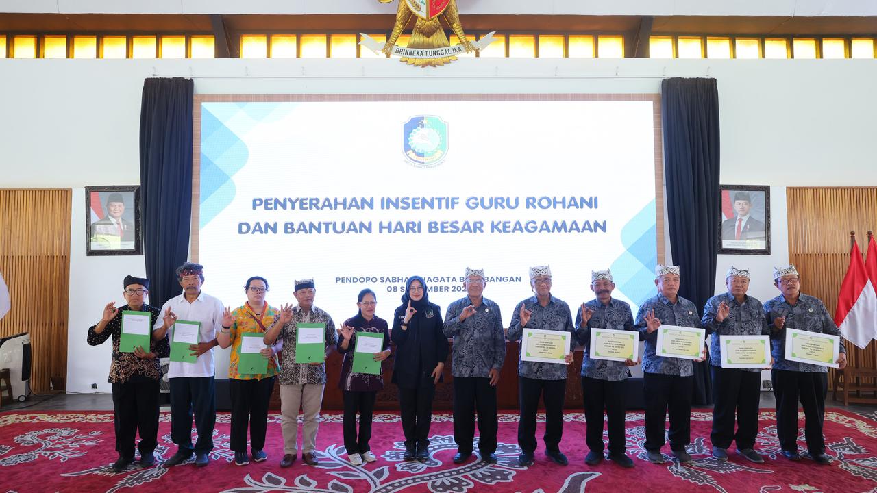 Bupati Ipuk Serahkan Insentif Guru Rohani Lintas Agama, Dorong Penguatan Karakter Anak