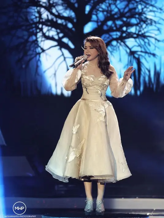 Sebagai seorang penyanyi, Rossa memang selalu memerhatikan penampilannya demi tak mengecewakan para penggemar. Apalagi saat Rossa berada di atas panggung seperti ini contohnya. (Instagram/itsrossa910)