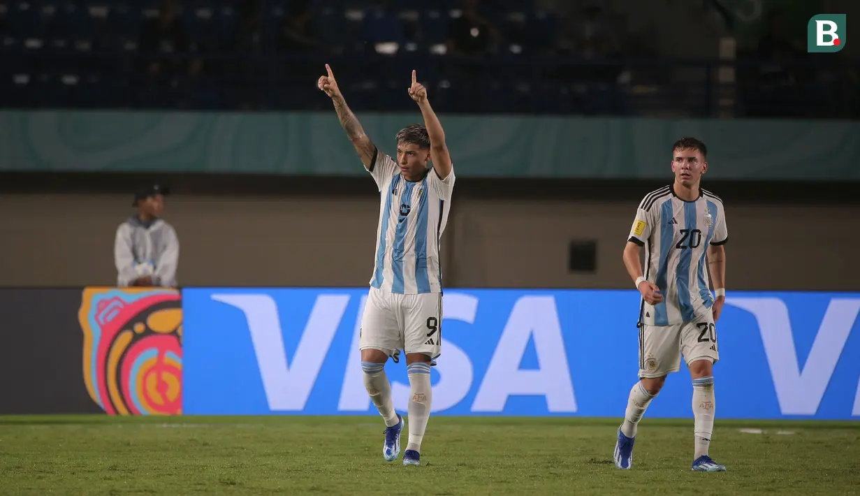 Agustin Ruberto total mencetak 3 gol bagi Timnas Argentina U-17 dari tiga laga di Grup D. Tiga gol dibagi rata dalam ketiga laga tersebut, yaitu masing-masing satu gol dicetaknya saat kalah 1-2 dari Senegal pada matchday pertama, saat menang 3-1 atas Jepang pada matchday kedua dan saat menang 4-0 atas Polandia pada matchday ketiga. (Bola.com/Ikhwan Yanuar)