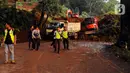 Petugas bekerja di lokasi longsor yang menutup ruas jalan utama Cipanas-Cianjur akibat gempa bumi di kawasan Cugenang, Cianjur, Jawa Barat, Senin (21/11/2022). Longsor membawa sebuah angkot yang diduga berisi penumpang dan truk ke dalam jurang, evakuasi pun akan dilanjutkan esok hari. (merdeka.com/Arie Basuki)
