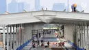 Aktivitas pekerja saat menyelesaikan pembangunan Skybridge Tanah Abang, Jakarta, Minggu (14/10). Jembatan yang menghubungkan Stasiun Tanah Abang dengan Pasar Blok G tersebut rencananya akan diresmikan pada 15 Oktober 2018. (Merdeka.com/Iqbal Nugroho)