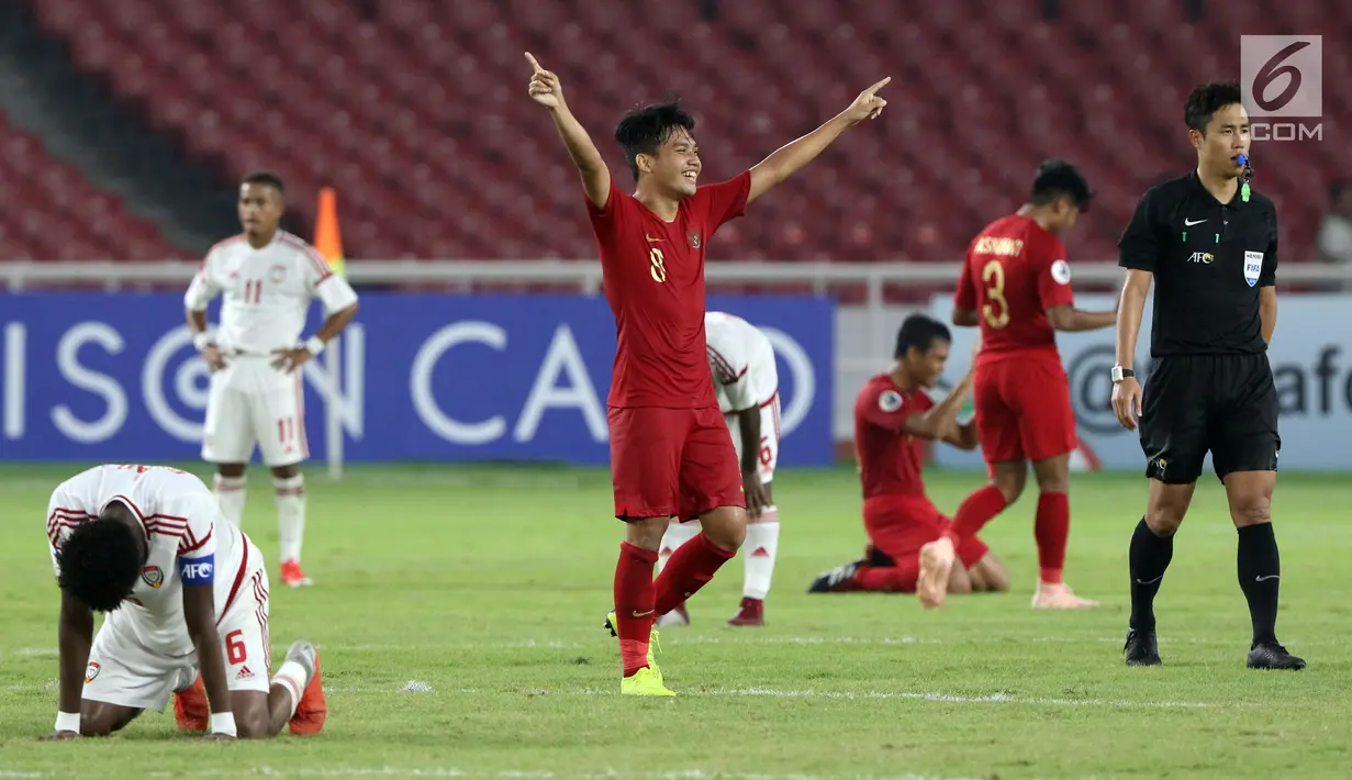 Pemain Timnas Indonesia U-19, Witan Sulaeman merayakan kemenangan atas Uni Emirat Arab U-19 pada penyisihan Grup A Piala AFC U-19 2018 di Stadion GBK, Jakarta, Rabu (24/10). Indonesia unggul 1-0, melaju ke perempat final. (Liputan6.com/Helmi Fithriansyah)