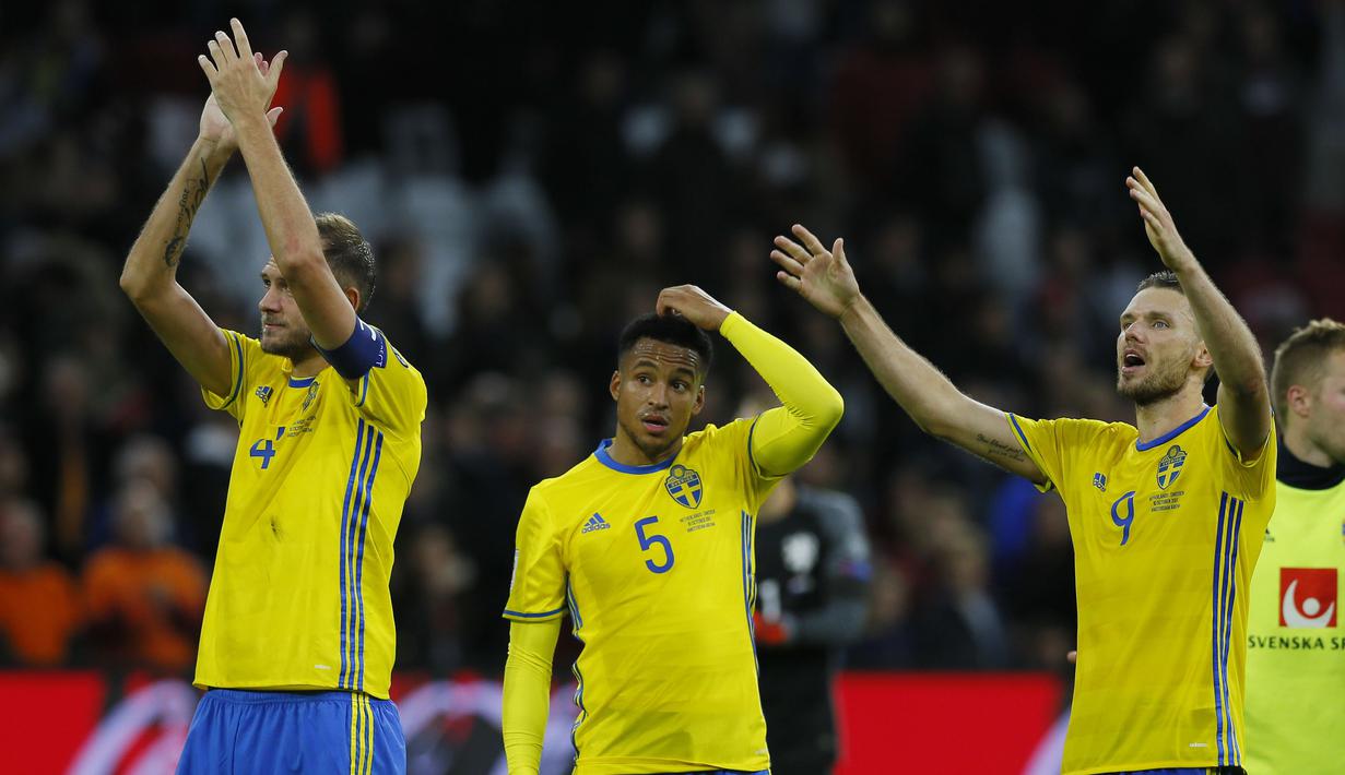 Para pemain Swedia memberikan salam kepada fans usai melawan Belanda pada kualifikasi Piala Dunia 2018 grup A di Amsterdam Arena, Amsterdam (10/10/2017). Meski kalah Swedia tetap mengikuti playoff sebagai peringkat kedua klasemen. (AP/Peter Dejong)