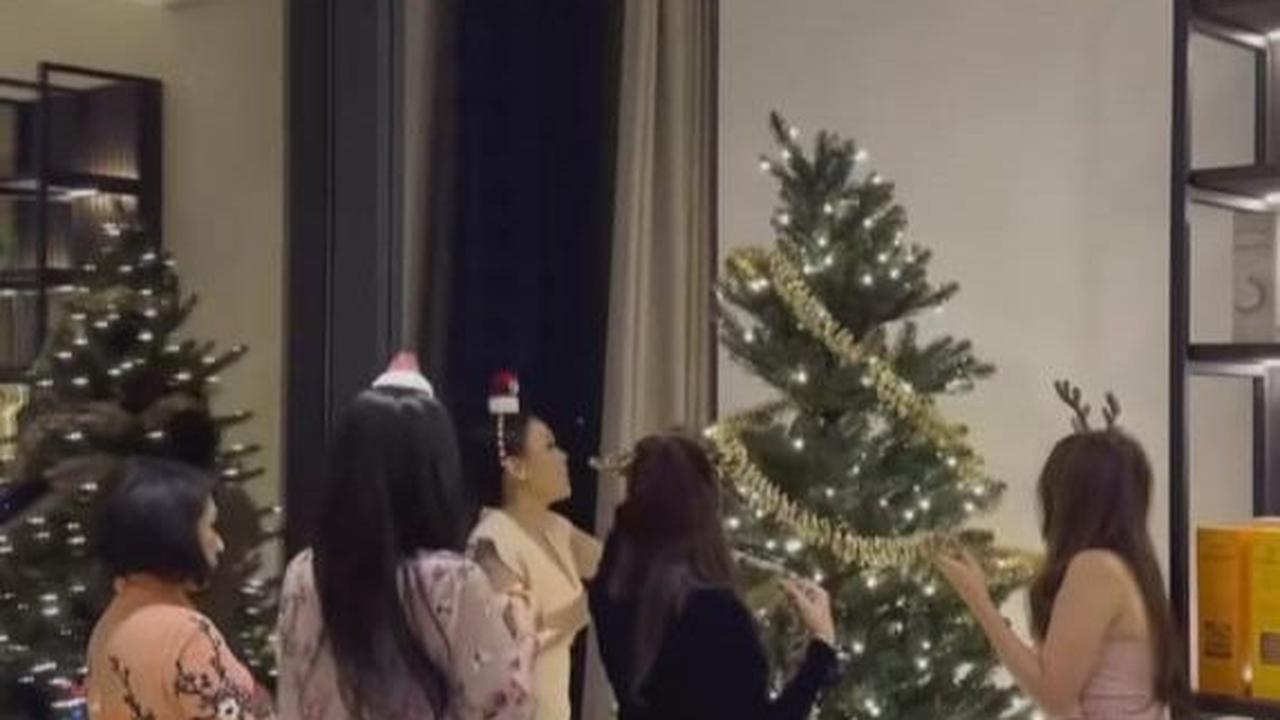Dihiasai Pohon Natal