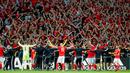 Pemain Wales bergembira bersama pendukungnya setelah menang 3-1 melawan Belgia pada laga perempatfinal Piala Eropa 2016 di Stadion Pierre Mauroy, Lille, Prancis, (1/7/2016). (AP Photo/ Michel Spingler)