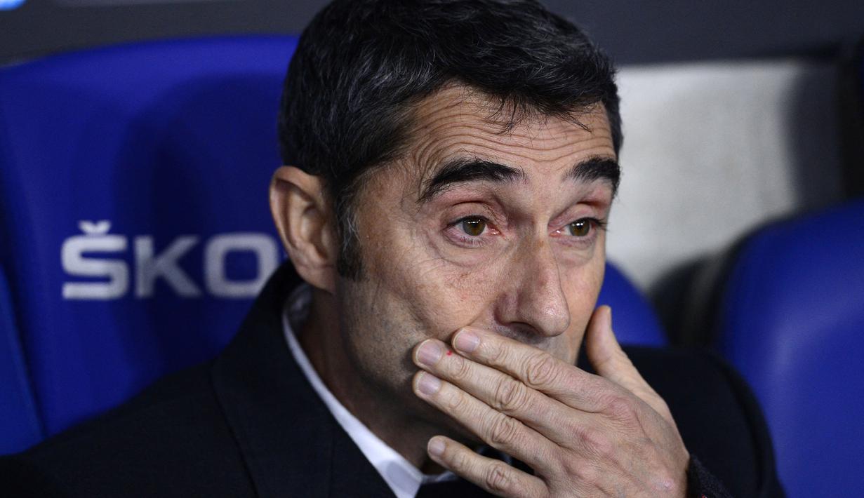 Ernesto Valverde. Ia mulai menangani Barcelona pada Mei 2017 usai menggantikan posisi Luis Enrique. Meski mampu meraih 2 gelar LaLiga, 1 trofi Copa del Rey dan 1 Piala Super Spanyol, ia dipecat Januari 2020 usai kalah dari Atletico Madrid dalam semifinal Piala Super Spanyol. (AFP/Pau Barrena)