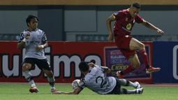 Pemain Barito Putera, Rafael Oliviera (kanan) berusaha melewati pemain Persikabo 1973 dalam laga pekan ke-4 BRI Liga 1 2021/2022 di Stadion Wibawa Mukti, Cikarang, Kamis (23/9/2021). Barito Putera kalah 0-3. (Bola.com/M Iqbal Ichsan)