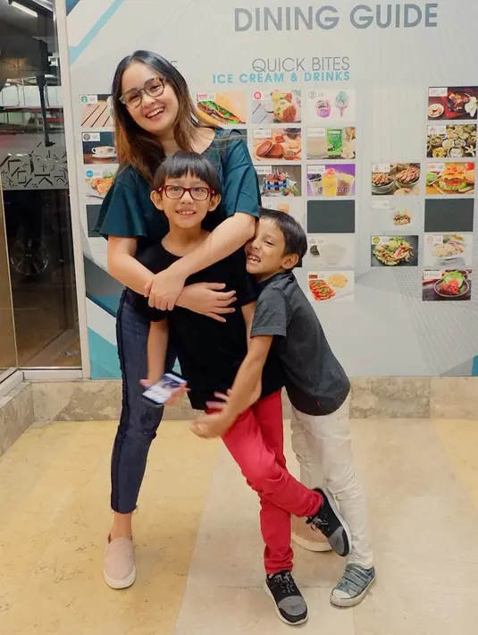 "Waduh yang dikeluarin banyak banget ya. Kita tes darah saja itu 13 juta rupiah untuk sekali tes, baru tes darah. Belum yang lain," ujar Raditya Oloan ditemui di Fakultas Kedokteran UI, Rabu (28/2) dilansir dari Liputan6. (Instagram/joannaalexandra)