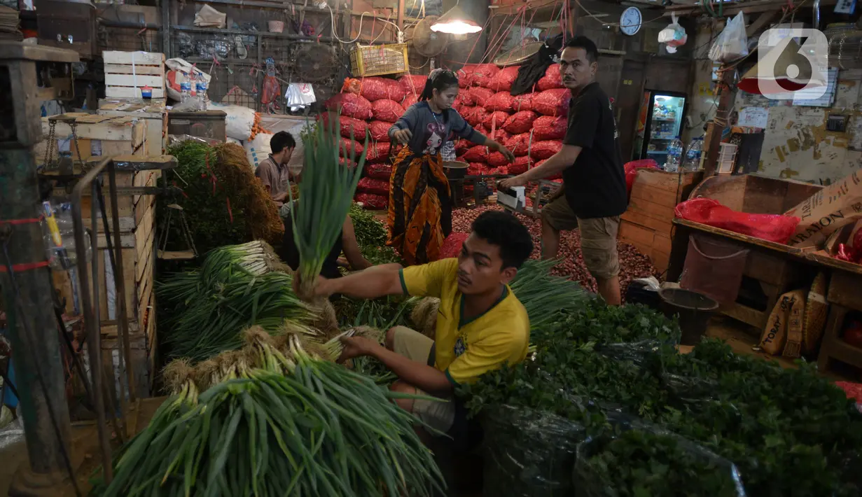 Para pedagang menjalankan aktivitas rutin jual beli sayur mayur di pasar Induk Kramat Jati, Jakarta, Rabu (7/4/2021).  Semua bahan pangan seperti cabai dan bawang akan stabil jelang puasa Ramadan dan Lebaran Idul Fitri 2021. (merdeka.com/Imam Buhori)