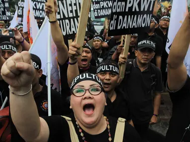 Karyawan Bank Danamon yang tergabung dalam Serikat Pekerja Danamon menggelar aksi turun ke jalan pada Jumat (28/10). Mereka long march dari kawasan Tugu Tani ke Kantor Pusat Bank Danamon di Menara Danamon .(Liputan6.com/Angga Yuniar)