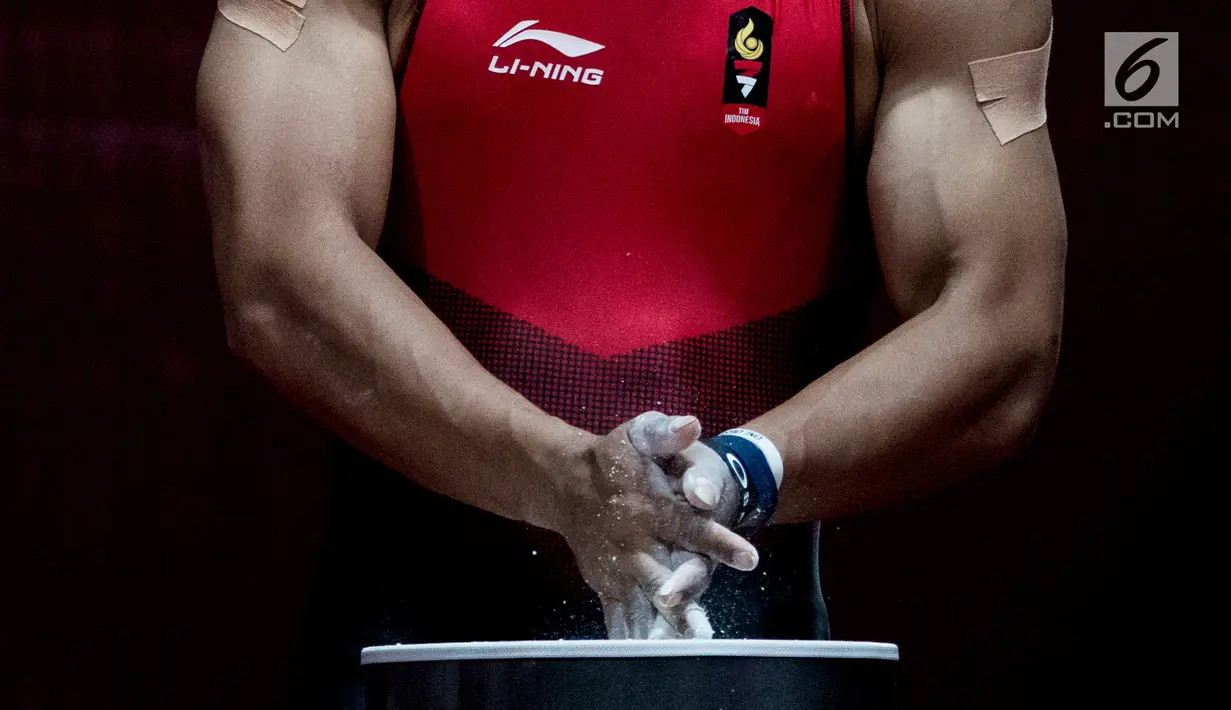 Lifter Indonesia, Deni saat berlaga pada Asian Games 2018 di JIExpo, Jakarta, Rabu (22/8). Meski mendapat torehan baik dengan total angkatan seberat 318 Kg, Deni merasa angka itu masih kurang untuk membuatnya meraih medali. (Bola.com/Vitalis Yogi Trisna)