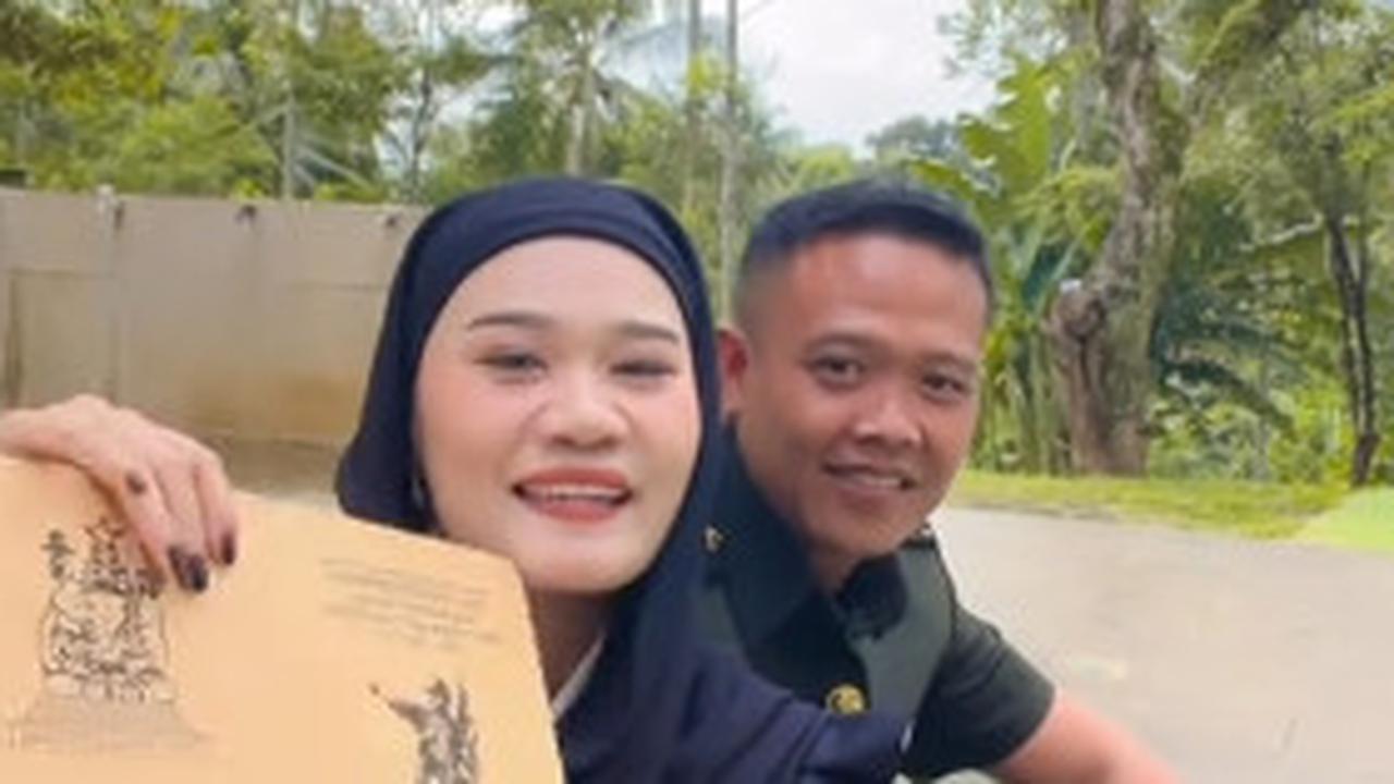 Momen Ibu Persit Buka Surat Penugasan Sang Suami Jadi Perwira Pertama, Ending-nya Cipika Cipiki