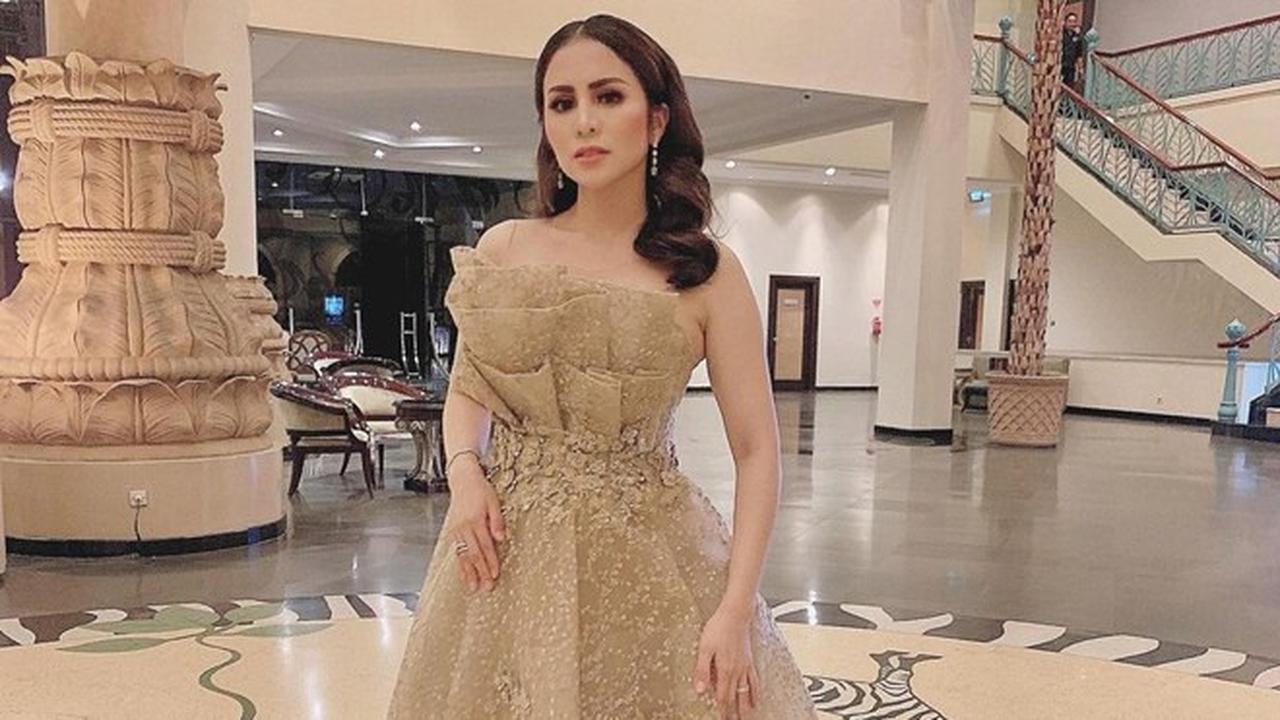 7 Potret Momo Geisha dalam Balutan Gaun Glamor, Curi Perhatian