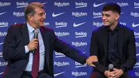 Barcelona resmi memperpanjang kontrak pemain muda berbakatnya yang baru berumur 18 tahun, Pedri. Presiden Barcelona Joan Laporta bisa tersenyum manis  akhirnya Pedri bisa diamankan dari godaan klub lain. (AFP/Lluis Gene)