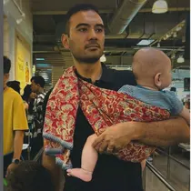Makna Kain Jarik yang Dipakai Ario Bayu untuk Menggendong Anaknya di Pusat Perbelanjaan.&nbsp; (dok.Instagram @bayu_ario/https://www.instagram.com/bayu_ario/https://www.instagram.com/bayu_ario/p/DJipv2-po5d/Henry)