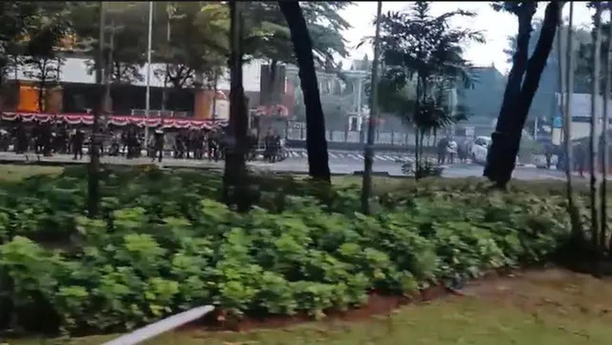 Kondisi Sekitaran Kwitang Pagi Ini, Sisa Gas Air Mata Masih Terasa