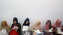 Peserta mengisi formulir saat mengikuti audisi Putri Muslimah Indonesia 2016 di Jakarta, Minggu (24/4). Ajang tersebut diadakan untuk mencari bakat terbaik dari muslimah yang memiliki kriteria akhlak, bakat, dan cantik. (Liputan6.com/Immanuel Antonius)