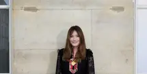 Sebagai ikon effortless Parisian glam, Carla Bruni biasanya identik dengan gaya yang anggun dan sederhana. Namun, dalam Valentino Vertigineux, ia mengambil jalan berbeda dengan gaun yang terinspirasi dari peramal. Dengan hiasan berat dan lapisan busana yang kompleks, tampilan ini memang membawa nuansa baru, meskipun sedikit bertolak belakang dengan estetika quiet luxury yang biasa diasosiasikan dengannya. [Dok/Valentino].