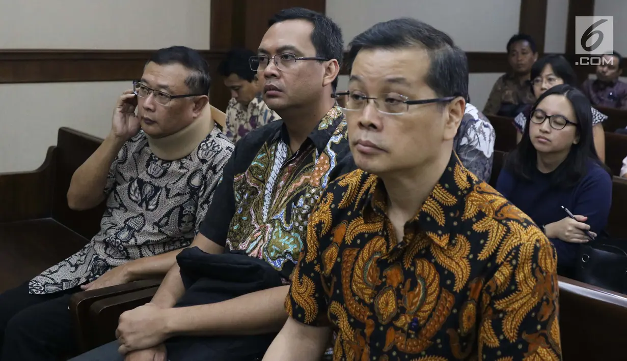 Terdakwa suap anggota DPRD Kalteng Edy Saputra Suradja, Teguh Dudy Syamsuri Zaldy dan Willy Agung (kiri ke kanan) jelang sidang putusan di Pengadilan Tipikor, Jakarta, (13/3). Ketiganya dihukum 1 tahun 8 bulan penjara. (Liputan6.com/Helmi Fithriansyah)