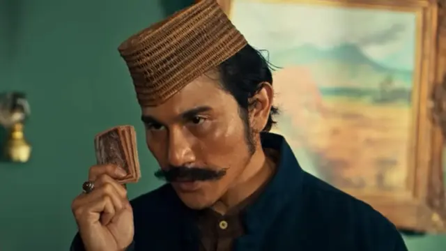 Vino G. Bastian sebagai Kosim dalam film Bayi Ajaib. (Foto: Dok. Falcon Black)