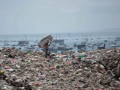 Seorang pekerja memungut bahan daur ulang di Tempat Pembuangan Akhir (TPA) Sampah Suwung, Denpasar, Bali, pada Rabu 2 April 2026. Per 1 April 2026, Pemerintah Provinsi (Pemprov) Bali resmi melarang pembuangan sampah organik di Tempat Pembuangan Akhir (TPA) Sampah Suwung, Denpasar. (Lana Priatna/AFP)