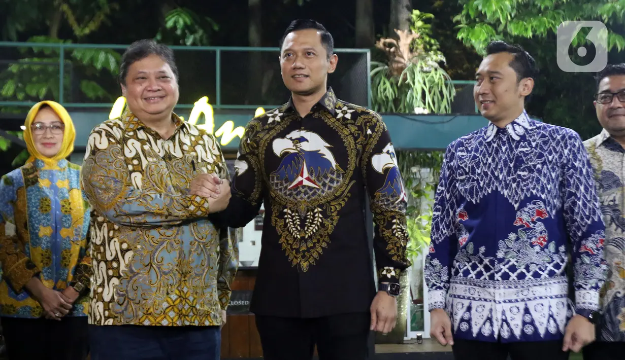 Kedatangan Ketua Umum Partai Golkar, Airlangga Hartarto disambut langsung Ketua Umum Partai Demokrat, Agus Harimurti Yudhoyono (AHY). (Liputan6.com/Helmi Fithriansyah)