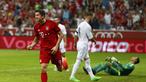 Striker Bayern Munchen, Robert Lewandowski merayakan gol yang dicetaknya ke gawang Real Madrid dalam final Audi Cup 2015 di Munchen, Jerman. (5/8/2015). (Reuters/Michaela Rehle) 