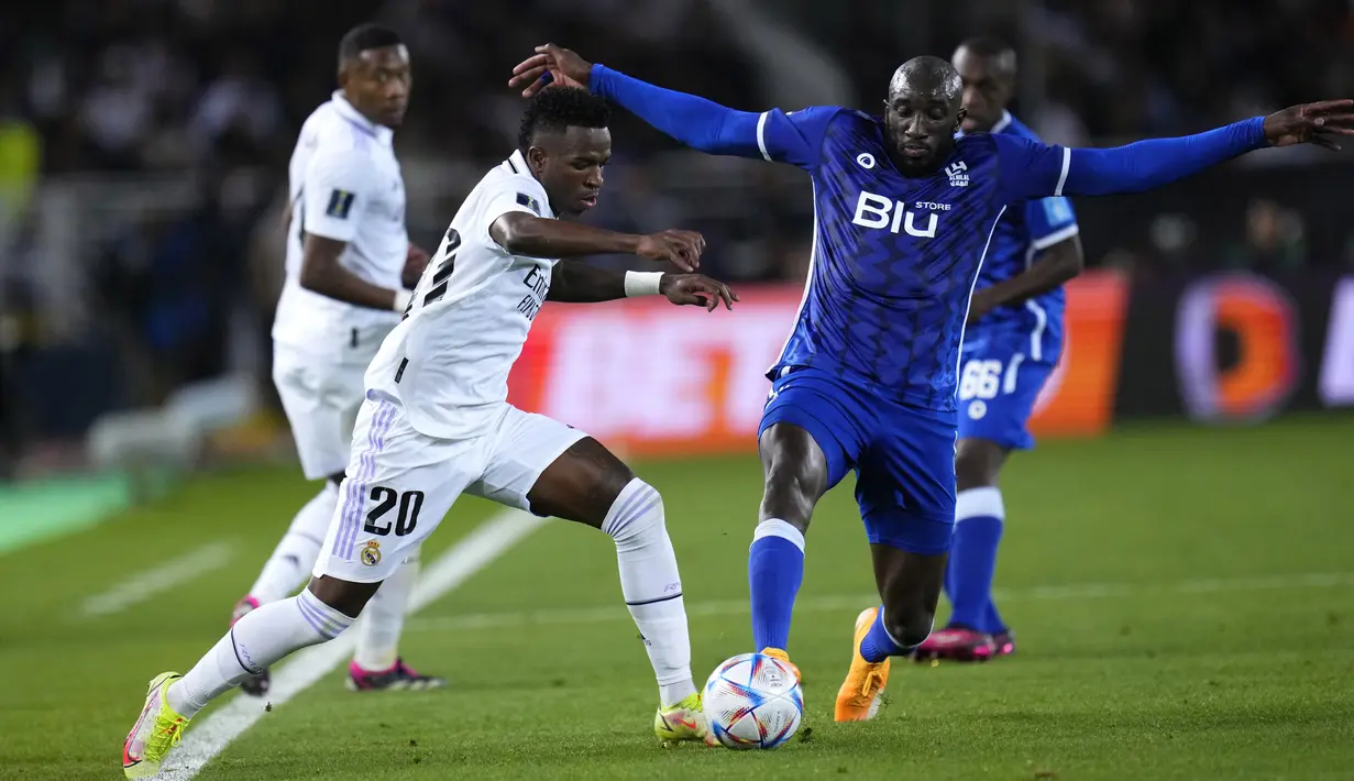 Pemain Real Madrid, Vinicius Jr, berebut bola dengan pemain Al Hilal, Moussa Marega, pada laga final Piala Dunia Antarklub 2023 di Stadion Prince Moulay Abdellah, Rabat, Maroko, Sabtu (11/2/2023). Raksasa Spanyol ini memegang rekor sebagai klub dengan gelar terbanyak untuk ajang ini. (AP Photo/Manu Fernandez)