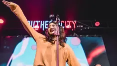 Sebelum aksi panggungnya yang terbaru viral, setiap penampilan Vierratale memang terbiasa ada atraksi unik dan berbeda. Hal semacam itu menurut Widi sudah menjadi adegan biasa di dunia musik Tanah Air sejak dulu. (Liputan6.com/IG/@widikidiwdkdw)